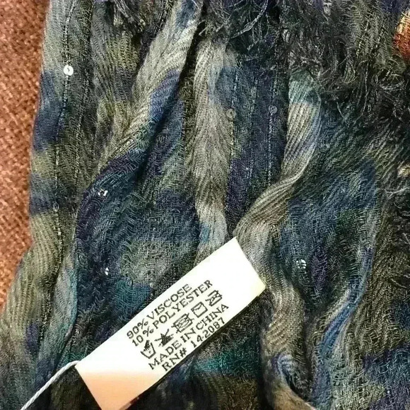 NWT Green Patterned Scarf with Sequins - Picture 4 of 7